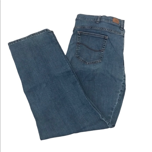 Lee Women’s Plus Size 24W Relax Fit Straight Leg Medium Wash Jeans - Picture 1 of 6